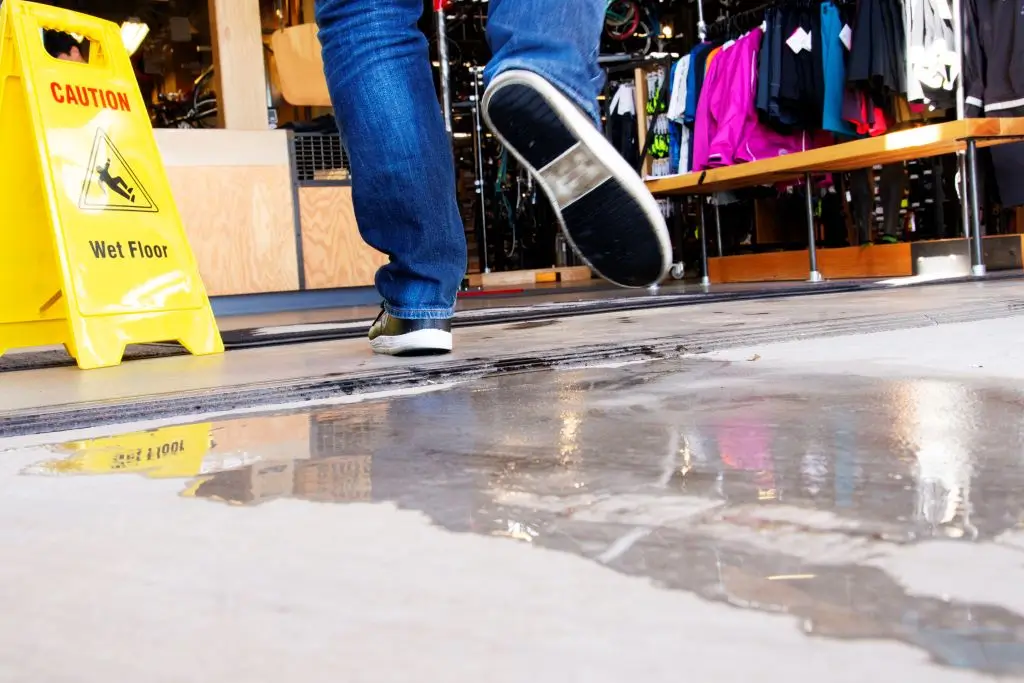 I Fell on a Wet Floor in a Store and Hurt My Knee. Can I Sue?