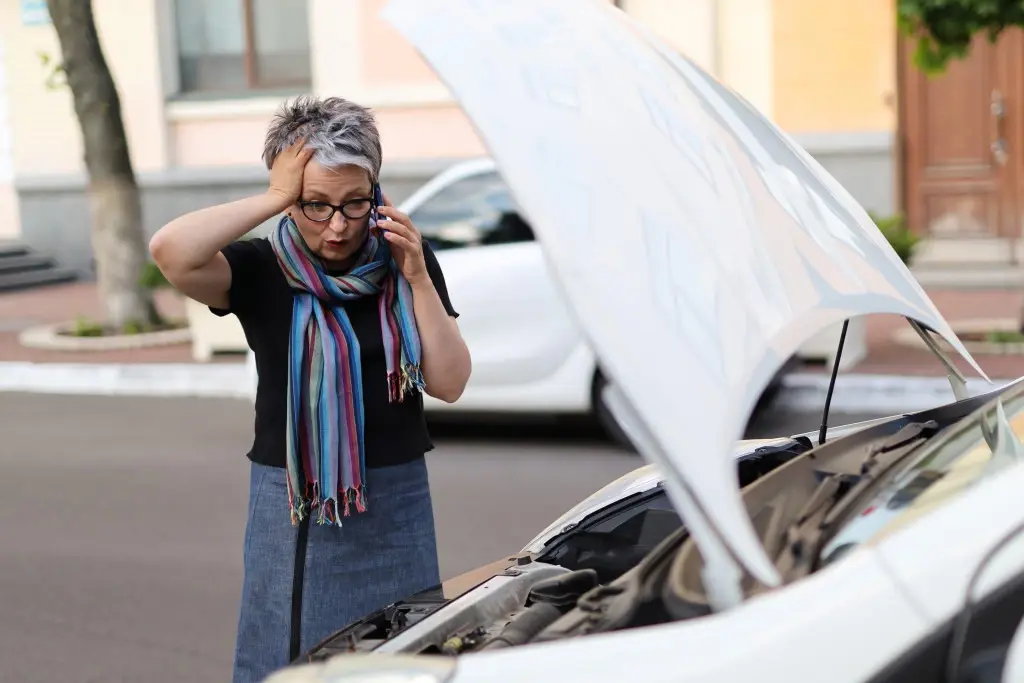 A woman in a crash on the phone with her lawyer, talking about Alabama car accident laws