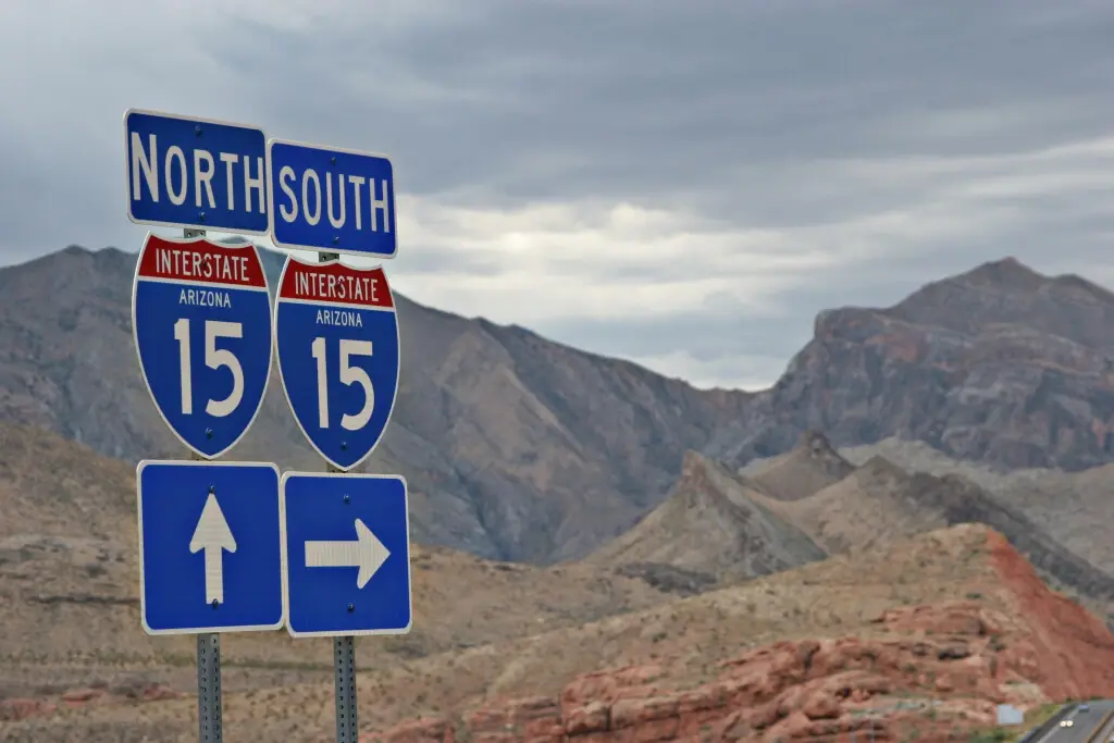 Traffic signs with mountains in the background. Arizona Car Accident laws.