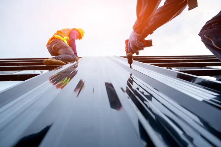 Construction workers under unsafe working conditions.